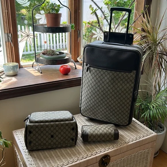 🦁 Gucci GG Supreme Travel Set - Picture 10 of 17